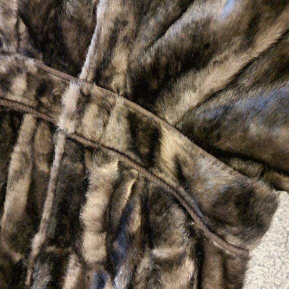 Beautiful Faux Fur Coat! - Picture 6 of 11